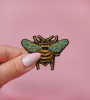 BROCHE-BRODEE-ABEILLE-LA MALICIEUSE